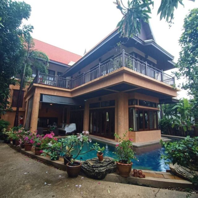 B016 芭堤雅中天 泰式巴厘岛风格的 3 层泳池别墅设有 4 间卧室520平 总价 1950万泰铢