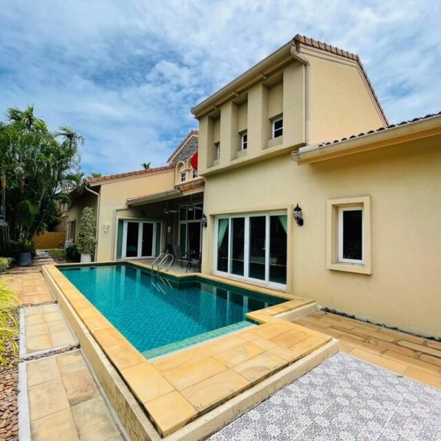 R052 Pattaya East Private Pool Villa in Well-known Community 3 bedroom 4 bathroom Rental Price 70,000 baht