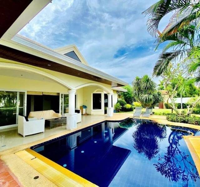 R062 Jomtien Pattaya Large Family Comfort Pool Villa 3 bedroom 4 bathroom 816SQM Rental Price 72000 baht