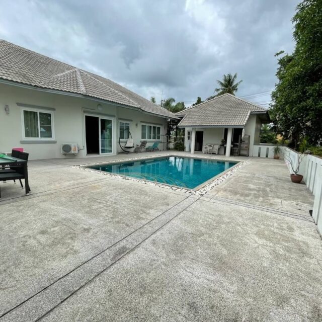 R096 Pattaya East Cozy Big Pool Garden Villa 3 bedroom 4 bathroom Rental Price 40000 baht