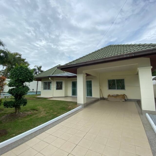 R102 Pattaya East Cozy Large Garden Villa 3 bedroom 2 bathroom 452SQM Rental Price 35000 baht