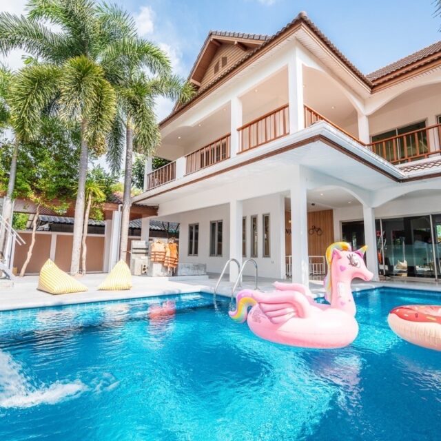 M121 Pattaya East Cozy and Beautiful Pool Villa 4 bedrooms and 6 bathrooms 456 square meters Total price 16.5 million baht