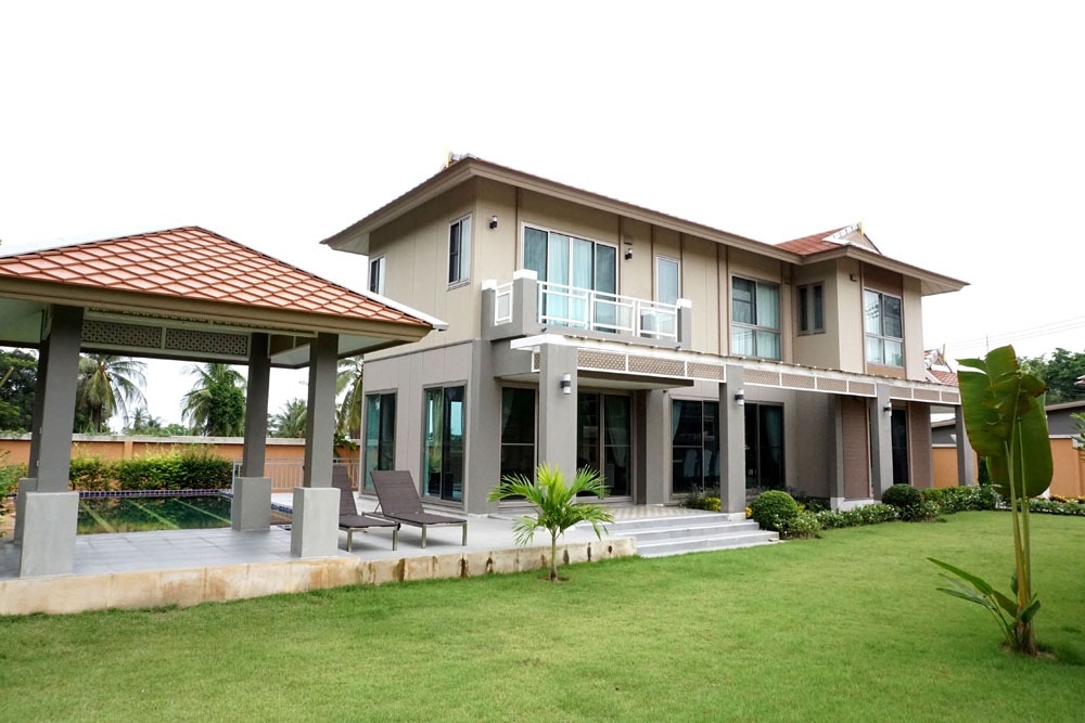 P070 4 Bed Pool Villas Luxury Projects near Regents Int School Rent 95000 Baht